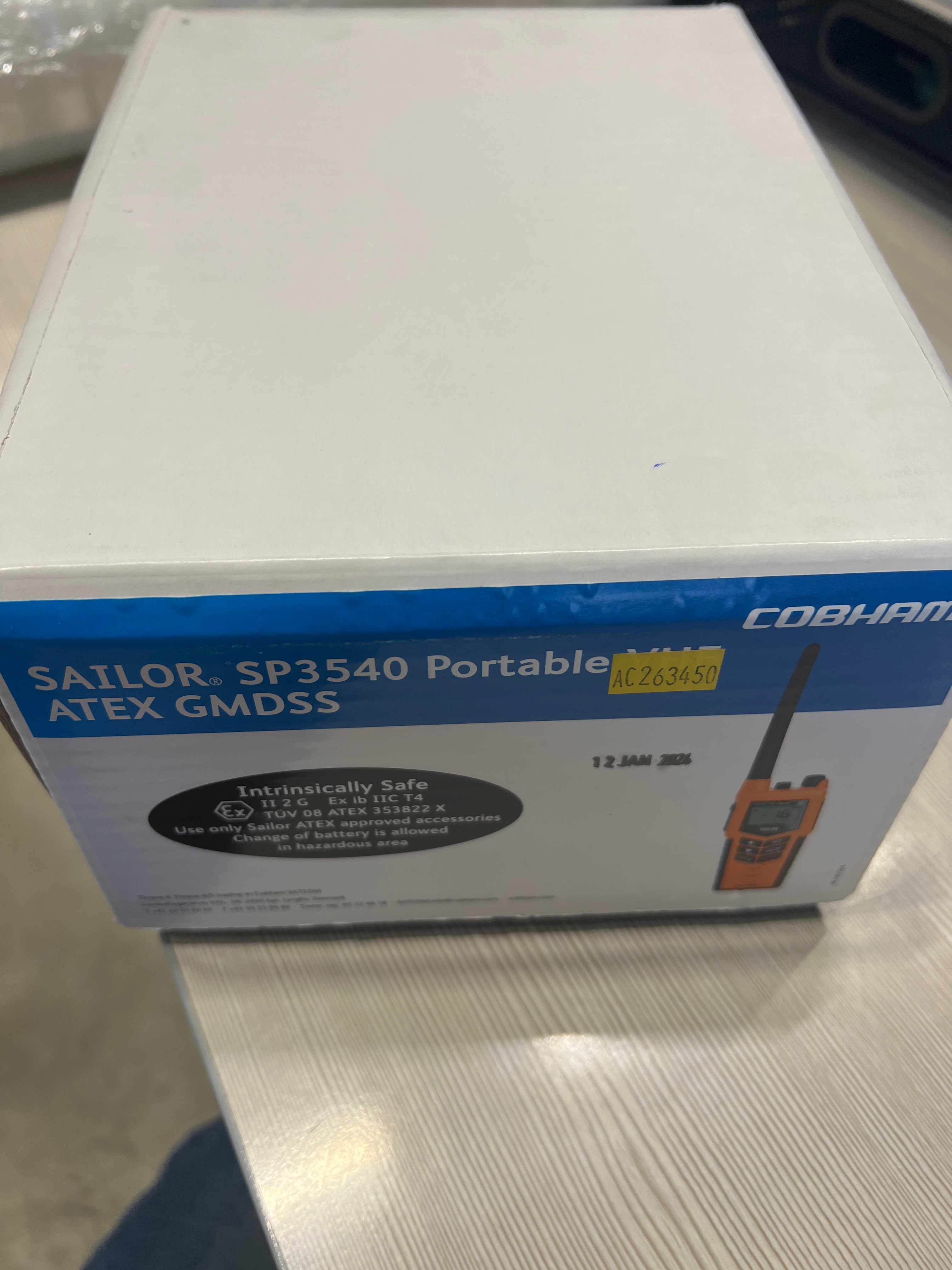 УКВ радиостанция АTEX GMDSS SAILOR SP 3540 в составе: - трансивер -клипса -ремешок - литиевая батарея (основная) - литиево-ионная перезаряжаемая батарея -зарядное устройство - адаптер переменного/постоянного тока -соединительный кабель